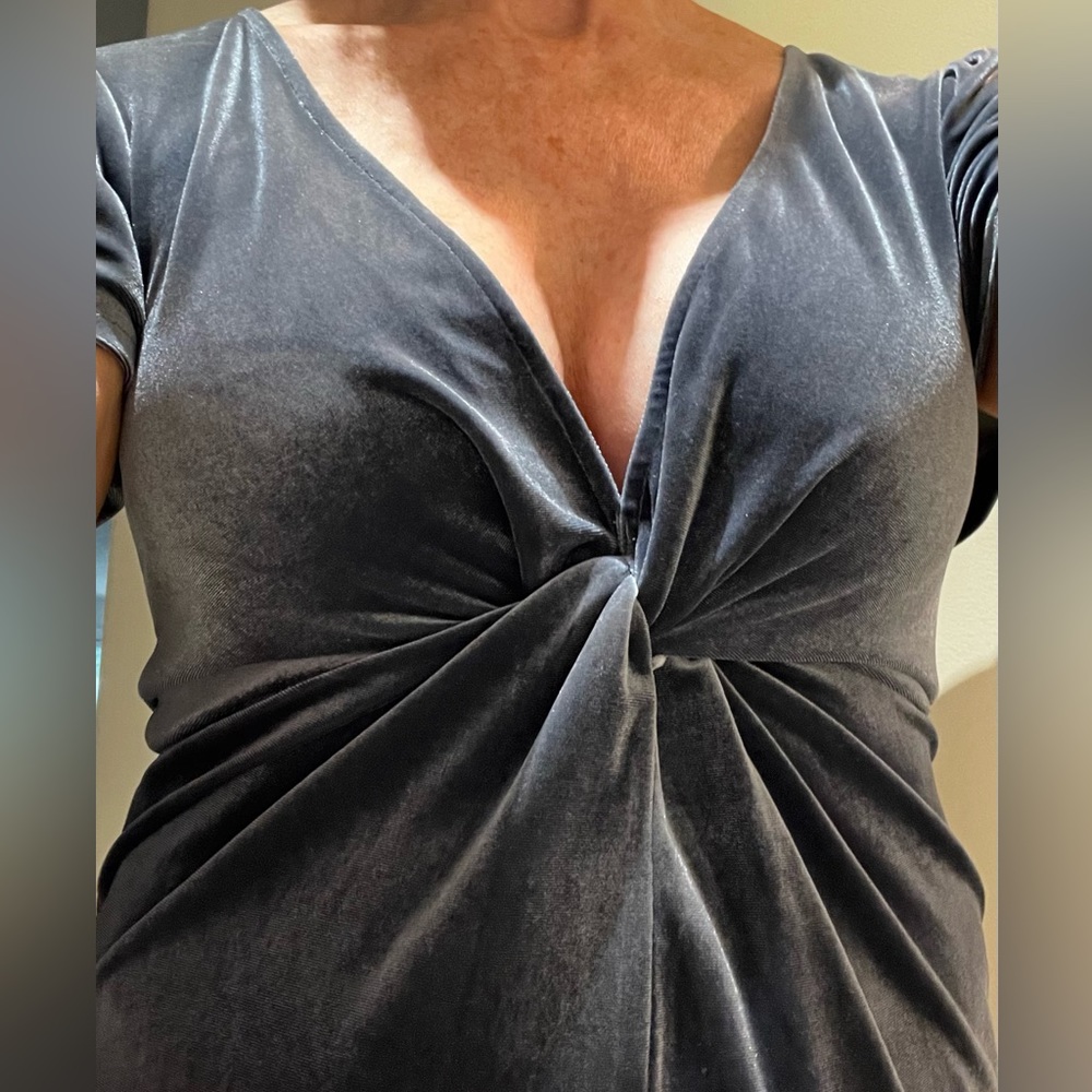 ➡️ NWOT VELVET Mini Short Sleeve Dress Deep V Size Small Charcoal Gray by Aqua